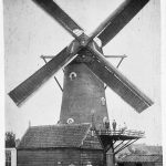 De Korenbloem in 1900. Op de stelling staan in ieder geval               molenaar J. Rijstenbil en zijn zoon D.A. Rijstenbil
