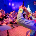 de-bieryoga-begint-als-er-proost-klinkt-en-de-eerste-biertjes-langzaam-via-het-gezicht-de-lucht-in-gaan